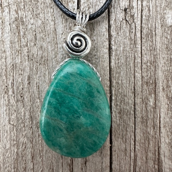 Banded Amazonite for Confidence and Protection - Picture 4 of 7